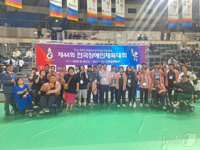 본문 이미지 - 제44회 전국장애인체육대회에 출전한 부산 선수단과 관계자들이 경남 진주실내체육관에서 기념 사진을 찍고 있다.(부산시청 제공)