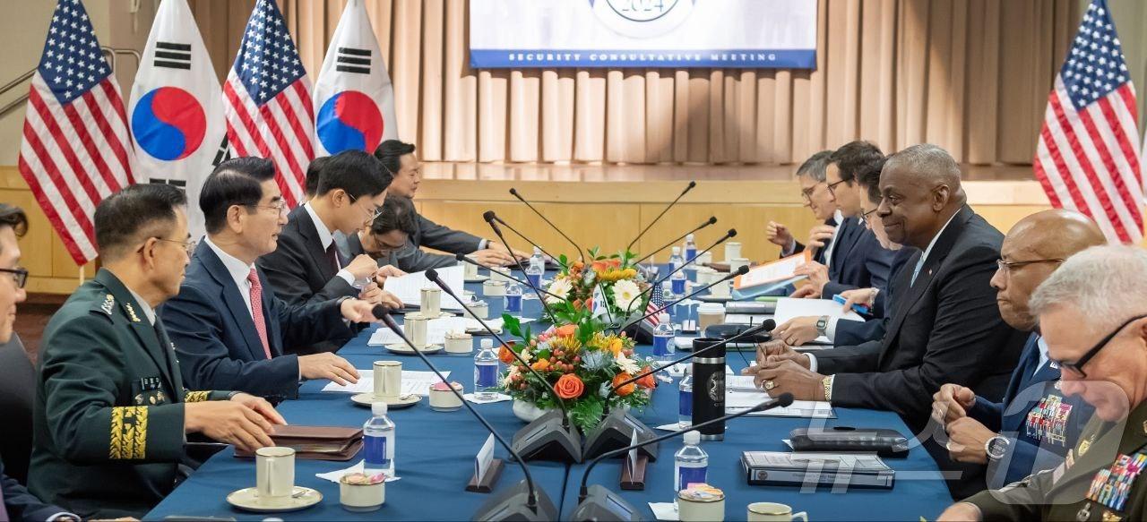 본문 이미지 -  김용현 국방부 장관과 로이드 오스틴 미국 국방장관이 30일(현지시간) 워싱턴DC 펜타곤에서 제56차 한미안보협의회(SCM)를 가졌다. (국방부 제공)