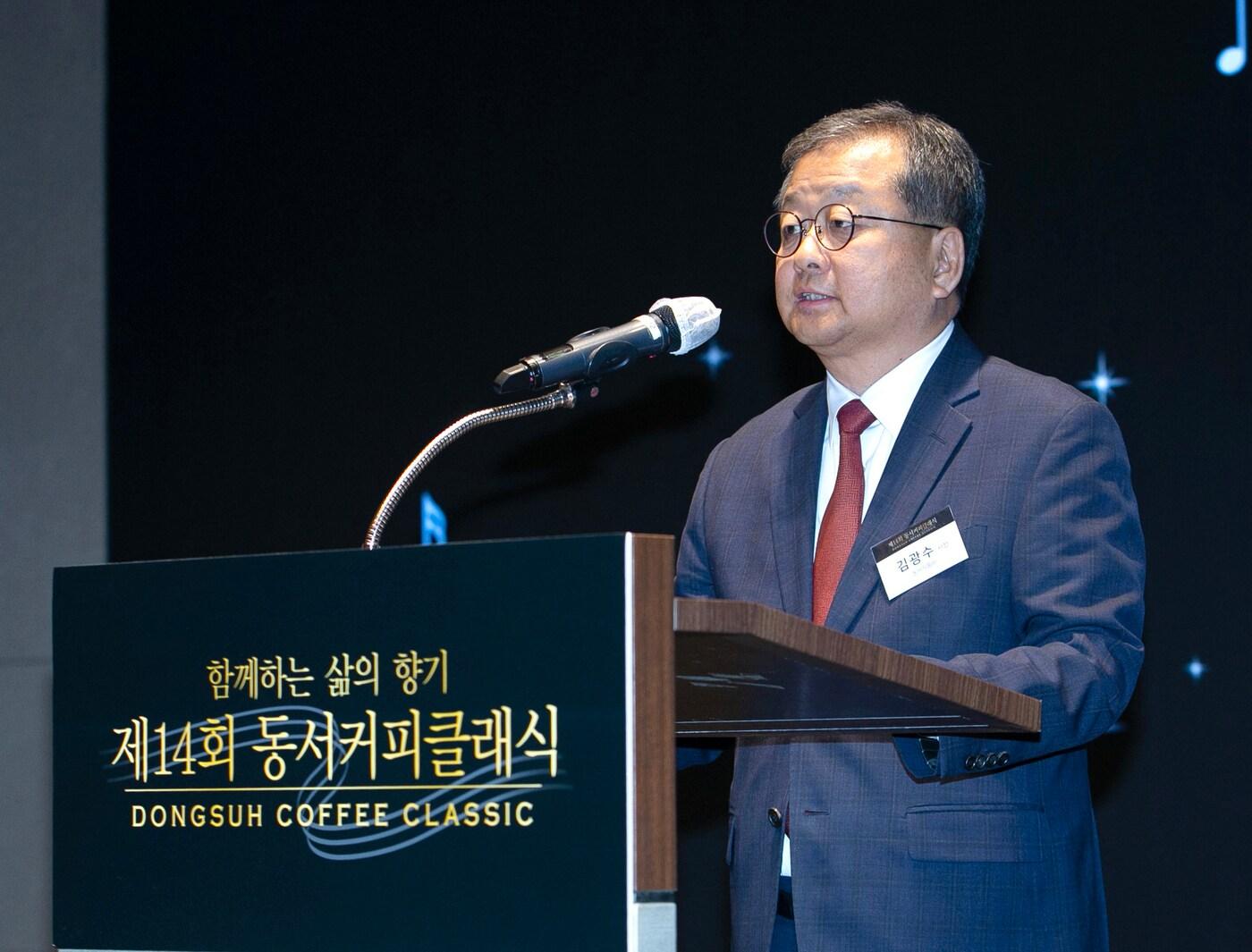 본문 이미지 - 지난 30일 대전예술의전당 아트홀에서 열린 ‘제14회 동서커피클래식’ 공연에 앞서 김광수 동서식품 사장이 인사말을 하고 있다.(동서식품 제공)