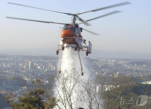 본문 이미지 -  산불 진화 헬기가 산불을 진화하고 있는 모습.&#40;서울시 제공&#41;