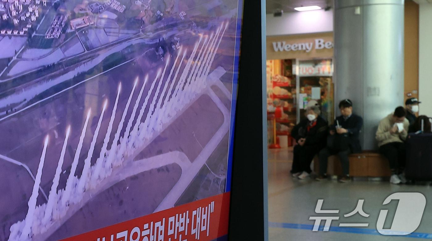 본문 이미지 - 미국 대선을 닷새 앞두고 북한이 동해상으로 탄도미사일을 발사한 31일 서울 중구 봉래동 서울역 대합실에서 시민들이 TV를 통해 관련 뉴스를 지켜보고 있다. 북한의 탄도미사일 도발은 지난 9월 18일 단거리탄도미사일(SRBM) 여러 발을 발사한 이후 한 달여 만이다. 2024.10.31/뉴스1 ⓒ News1 박정호 기자