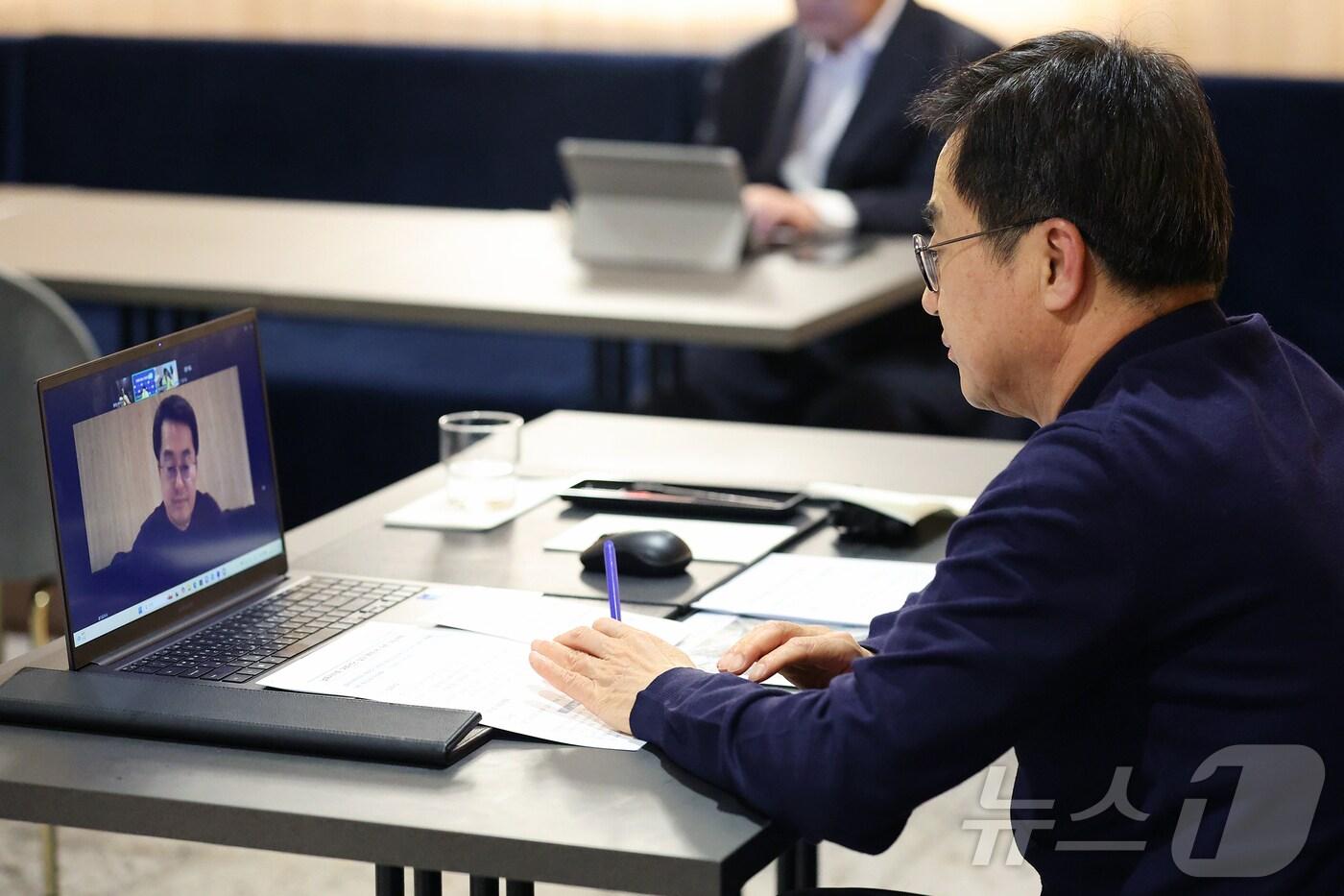 본문 이미지 - 납북자 가족의 대북전단 살포 계획과 관련해 긴급 상황점검 회의(화상)를 주재하고 있는 김동연 경기도지사.(경기도 제)