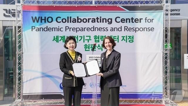 본문 이미지 - 지나 사만 세계보건기구 서태평양지역사무처 위기국장(오른쪽)이 30일 열린 '팬데믹 대비‧대응 협력센터 현판식'에서 협력센터 지정서를 전달하고 있다. (질병청 제공)