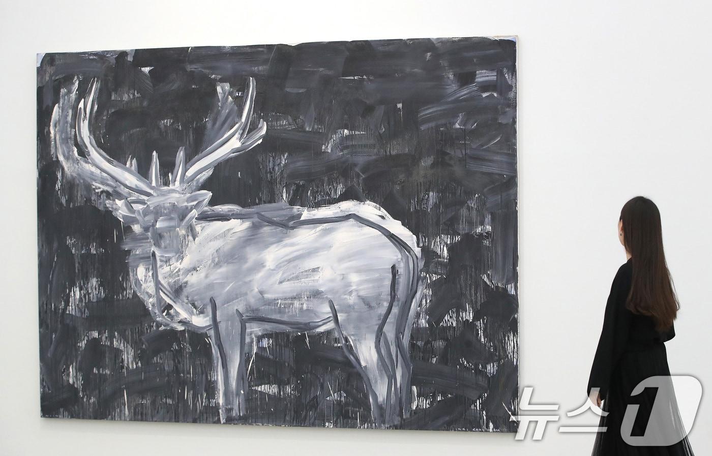 31일 오전 서울 종로구 국립현대미술관 서울관에서 열린 &#39;이강소:풍래수면시&#39; 기자간담회에서 관계자가 작품을 바라보고 있다. 2024.10.31/뉴스1 ⓒ News1 임세영 기자