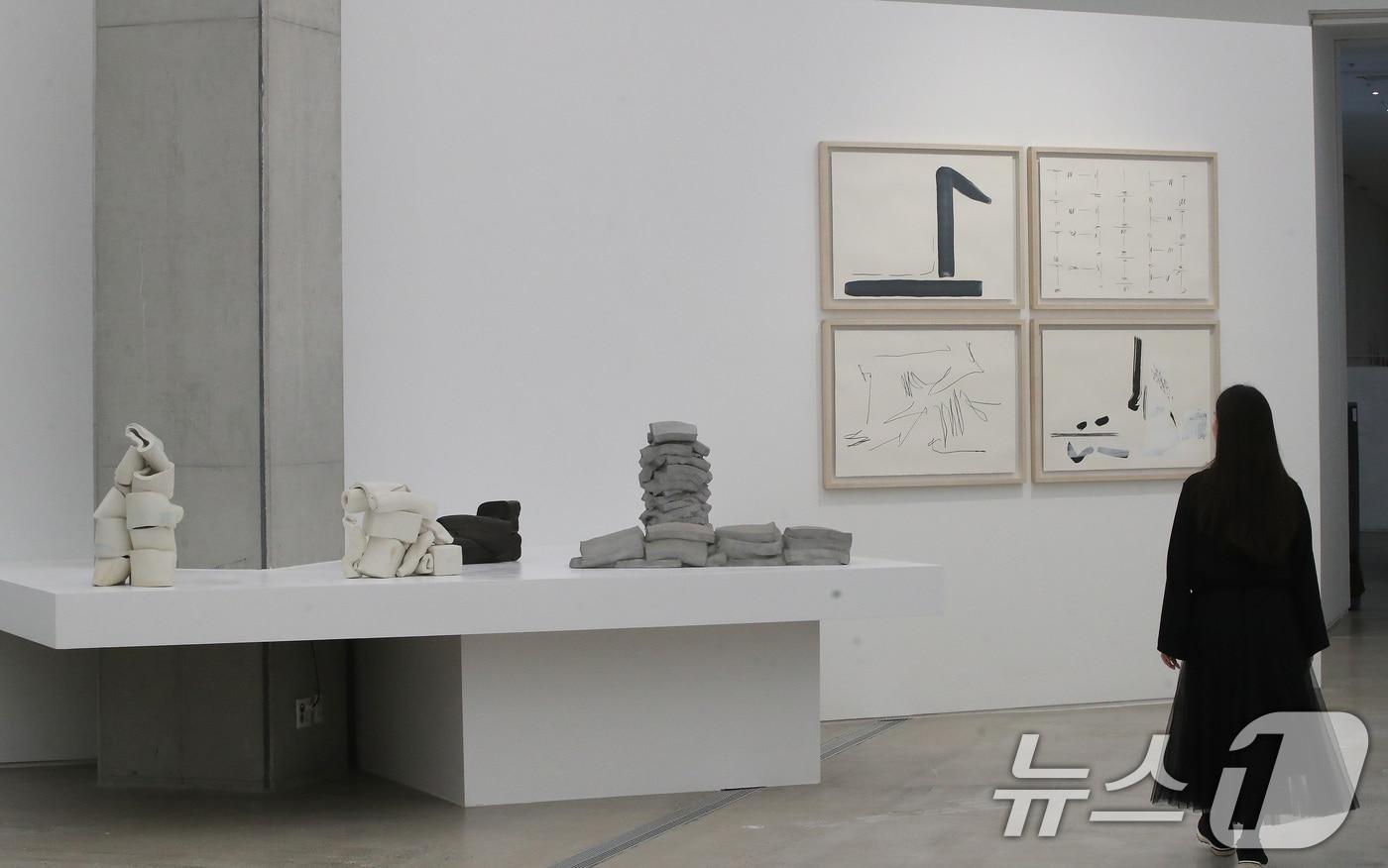 31일 오전 서울 종로구 국립현대미술관 서울관에서 열린 '이강소:풍래수면시' 기자간담회에서 관계자가 작품을 바라보고 있다. 2024.10.31/뉴스1 ⓒ News1 임세영 기자