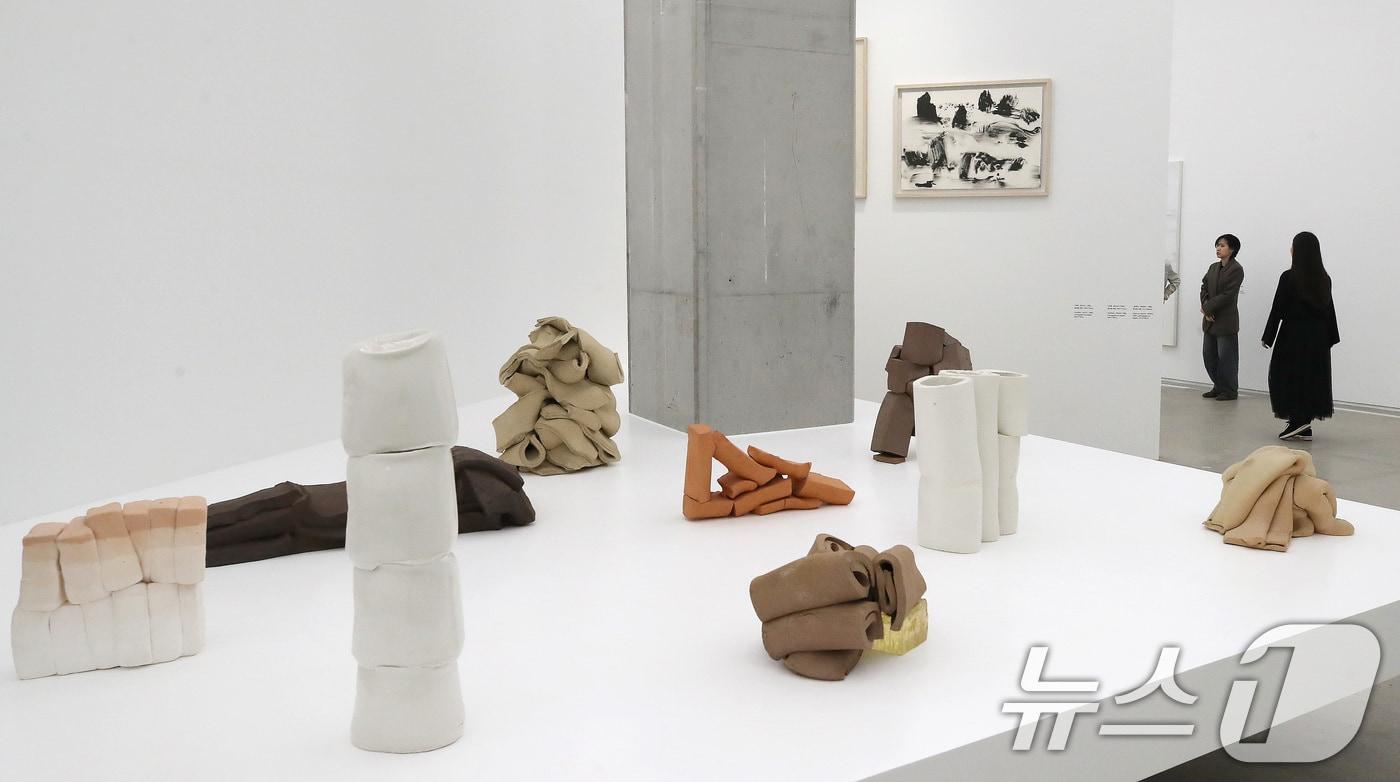 31일 오전 서울 종로구 국립현대미술관 서울관에서 열린 '이강소:풍래수면시' 기자간담회에서 관계자가 작품을 바라보고 있다. '이강소: 風來水面時 풍래수면시'는 독자적인 예술세계로 한국현대미술 변화에 선구적인 역할을 한 이강소의 60여 년의 작품세계를 새롭게 조망하고자 마련한 전시이다. 이번 전시는 다음달 1일부터 2025년 3월 30일까지 국립현대미술관 서울관에서 진행된다. 2024.10.31/뉴스1 ⓒ News1 임세영 기자