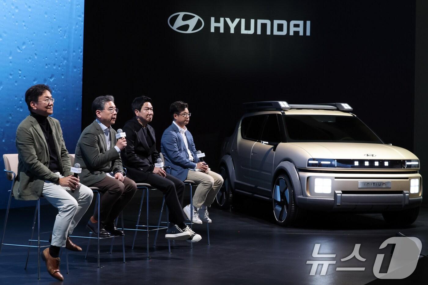 장재훈 현대자동차 사장이 31일 오전 경기 고양시 일산서구 현대 모터스튜디오에서 열린 수소전기차 콘셉트카 &#39;이니시움&#39; 공개 행사에서 취재진 질문에 답하고 있다. 2024.10.31/뉴스1 ⓒ News1 황기선 기자