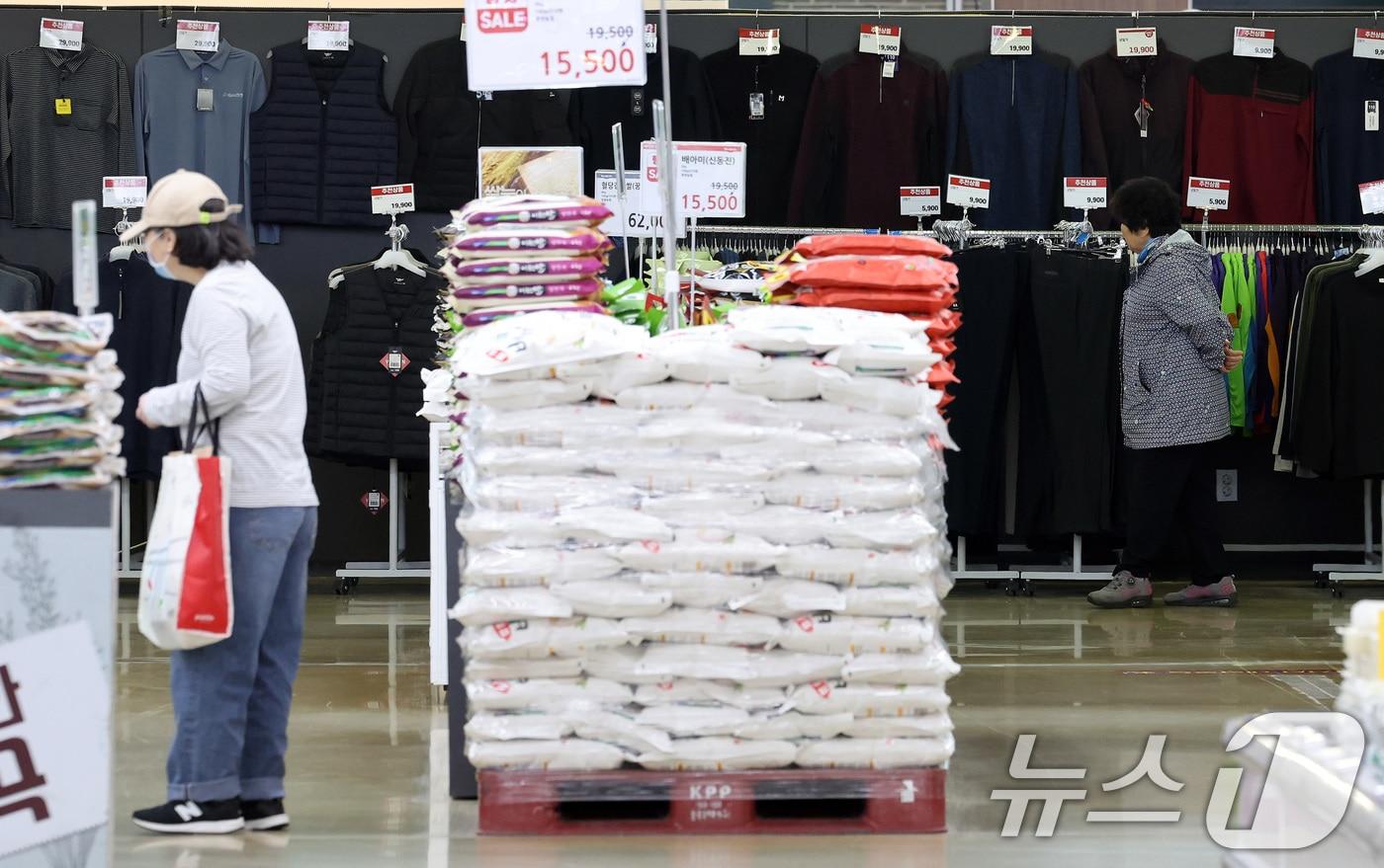 본문 이미지 - 서울의 한 대형마트 의류매장. 2024.10.31/뉴스1 ⓒ News1 이동해 기자