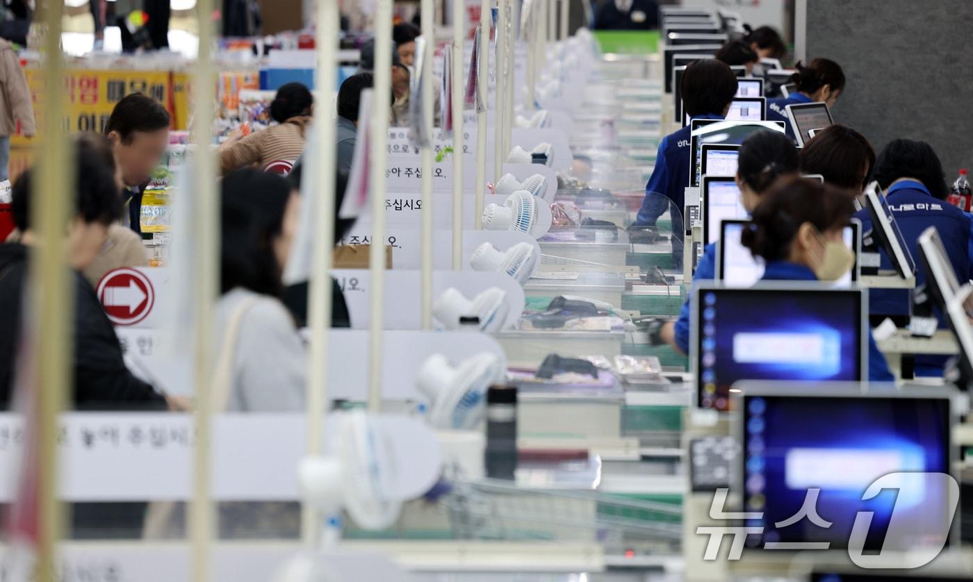 본문 이미지 - 서울 한 대형마트의 모습. 2024.10.31/뉴스1 ⓒ News1 이동해 기자