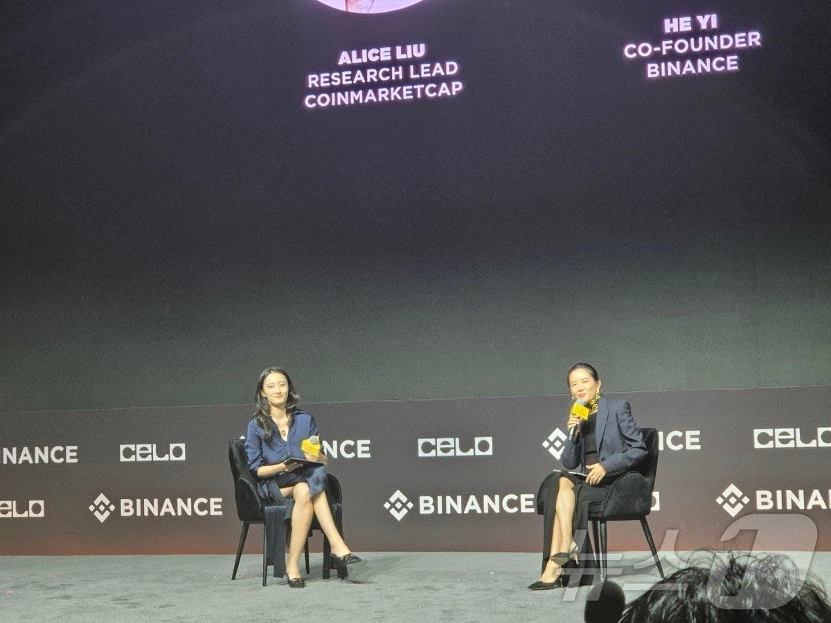 본문 이미지 - (오른쪽) 허이 바이낸스 공동설립자가 2024년 10월30일(현지시간) 아랍에미리트 두바이에서 열린 바이낸스 블록체인 위크 2024 무대에 올라 발언을 하고 있다. 사진 = 김지현 기자