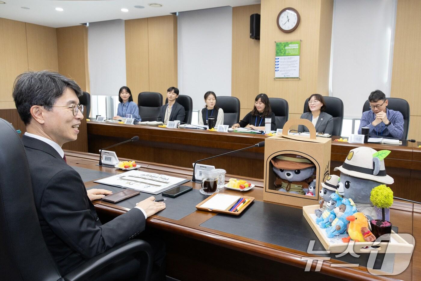김완섭 환경부 장관이 강원도 원주시 국립공원공단을 찾아 직원들과 간담회를 하고 있다. (환경부 제공) 2024.10.31/뉴스1