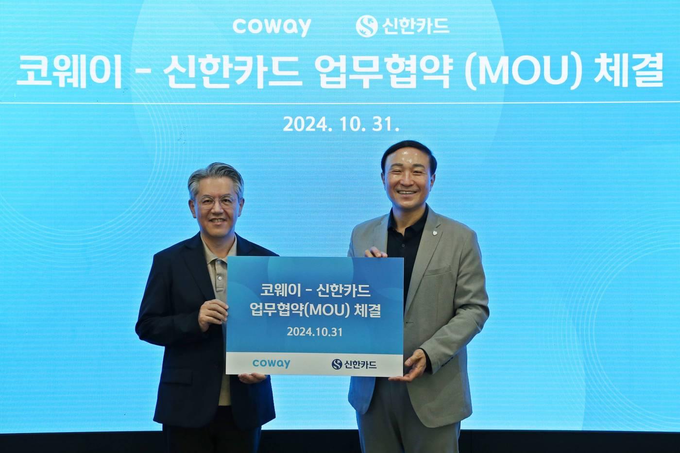 본문 이미지 - 신한카드는 베스트 라이프 솔루션 기업 코웨이와 PLCC 상품 개발 및 공동 마케팅 추진을 위한 업무협약을 체결했다고 31일 밝혔다. 협약식에 참석한 문동권 신한카드 사장(오른쪽)과 서장원 코웨이 대표이사가 기념사진을 촬영하고 있다.(신한카드 제공)