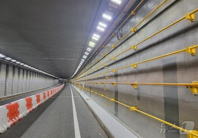 본문 이미지 - 오송 지하차도 핸드레일(충북도 제공)