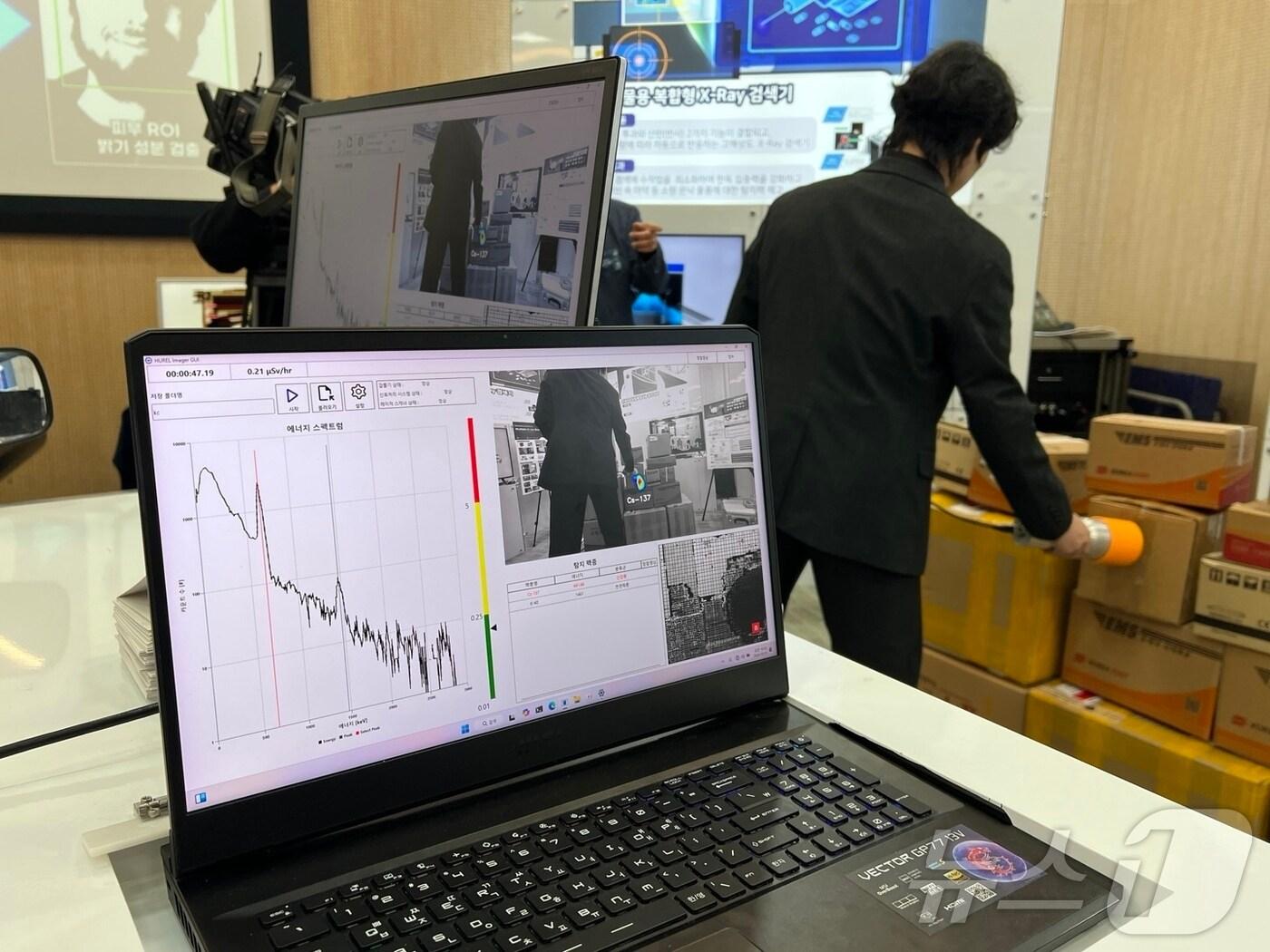 본문 이미지 - 31일 한국과학기술회관에서 열린 '관세행정 현장 맞춤형 기술개발 1.0사업' 성과 시연 현장에서 3차원 방사선 복합 탐지 장비 시연을 보이고 있다. 방사성 물질의 위치가 흑백 화면에 선명하게 표시된다. 2024.10.31/뉴스1 ⓒ 뉴스1 김민재 기자