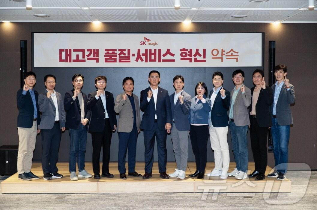 본문 이미지 - 김완성 SK매직 대표를 비롯한 경영진이 '고객에게 사랑받는 1등 기업'으로 도약하기 위해 '대고객 품질∙서비스 혁신 약속'을 공식 선언하고 실천을 다짐하고 있다.(SK매직 제공)