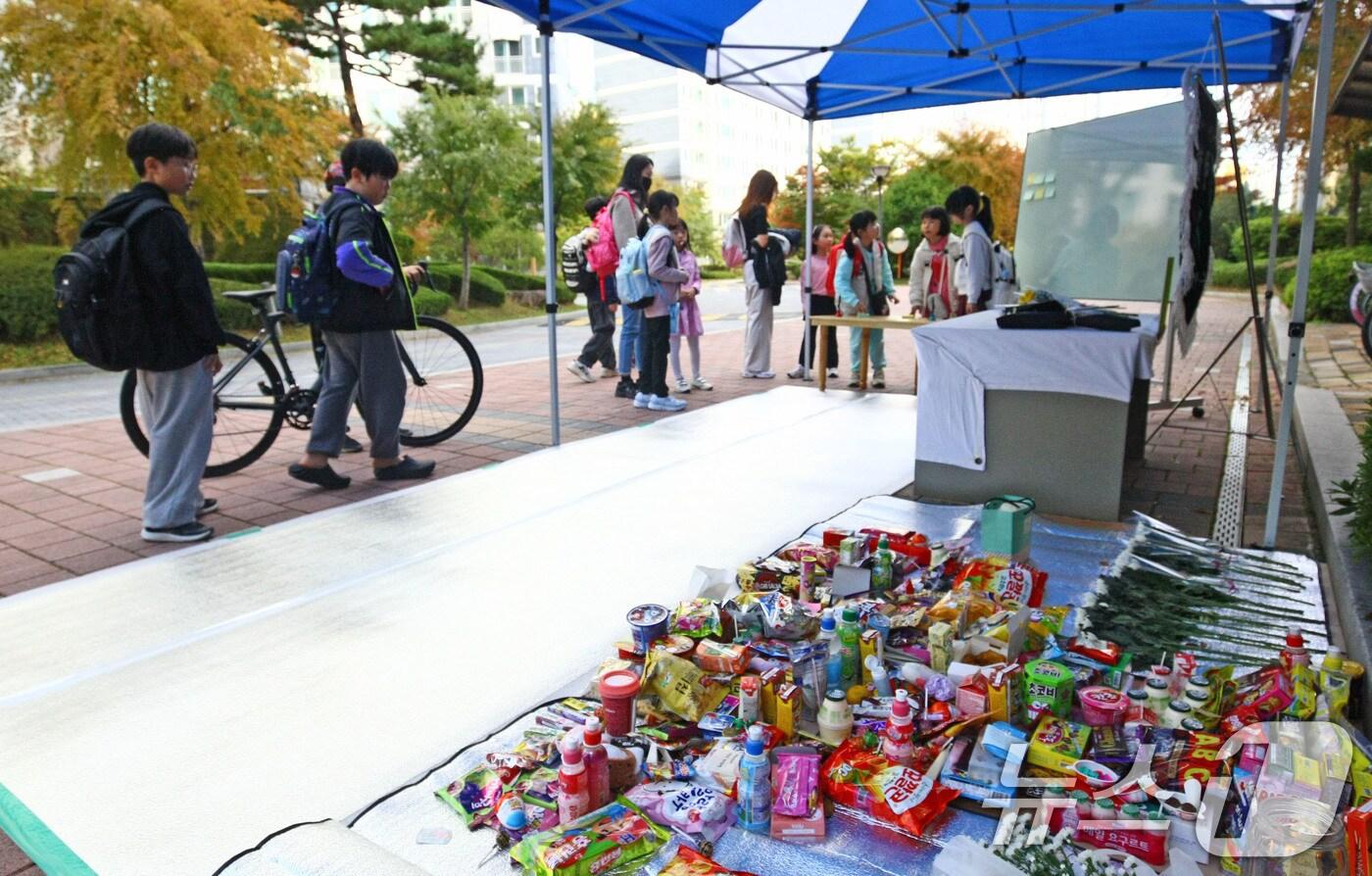 31일 광주 북구의 한 아파트 단지에 후진 청소차량에 치어 숨진 A 양(7)을 추모하는 의미의 국화와 과자 등이 놓여 있다. 2024.10.31/뉴스1 ⓒ News1 박지현 기자
