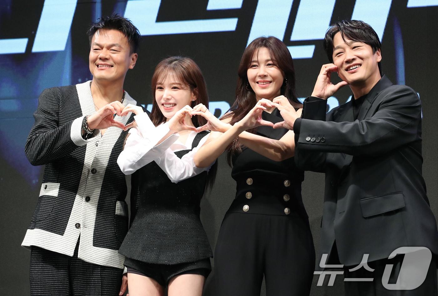 가수 박진영(왼쪽부터)과 레드벨벳 웬디, 배우 차테현, 김하늘이 31일 서울 영등포구 KBS 신관에서 열린 ‘더 딴따라’ 제작발표회에서 포즈를 취하고 있다. ‘더 딴따라’는 원조 딴따라 박진영이 KBS와 선보이는 새로운 버라이어티 예능 오디션 프로그램이다. 2024.10.31/뉴스1 ⓒ News1 권현진 기자