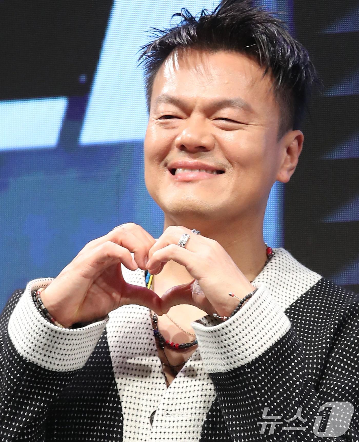 본문 이미지 - 가수 박진영이 31일 서울 영등포구 KBS 신관에서 열린 ‘더 딴따라’ 제작발표회에서 포즈를 취하고 있다. ‘더 딴따라’는 원조 딴따라 박진영이 KBS와 선보이는 새로운 버라이어티 예능 오디션 프로그램이다. 2024.10.31/뉴스1 ⓒ News1 권현진 기자