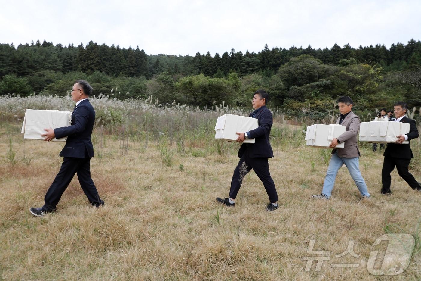 본문 이미지 - 4·3희생자 유해를 옮기는 모습(자료사진)/뉴스1