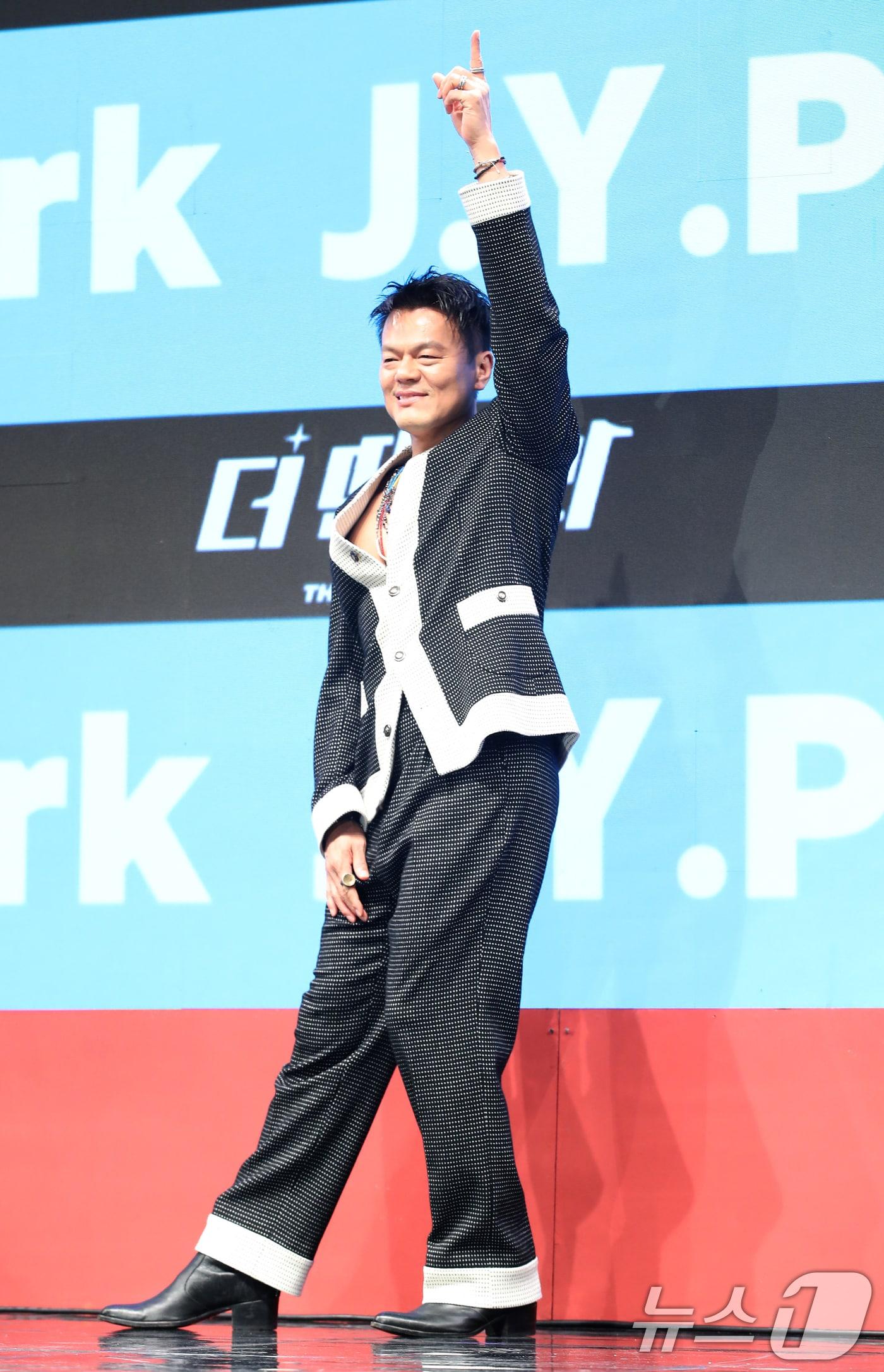 본문 이미지 - 가수 박진영이 31일 서울 영등포구 KBS 신관에서 열린 ‘더 딴따라’ 제작발표회에서 포즈를 취하고 있다. ‘더 딴따라’는 원조 딴따라 박진영이 KBS와 선보이는 새로운 버라이어티 예능 오디션 프로그램이다. 2024.10.31/뉴스1 ⓒ News1 권현진 기자