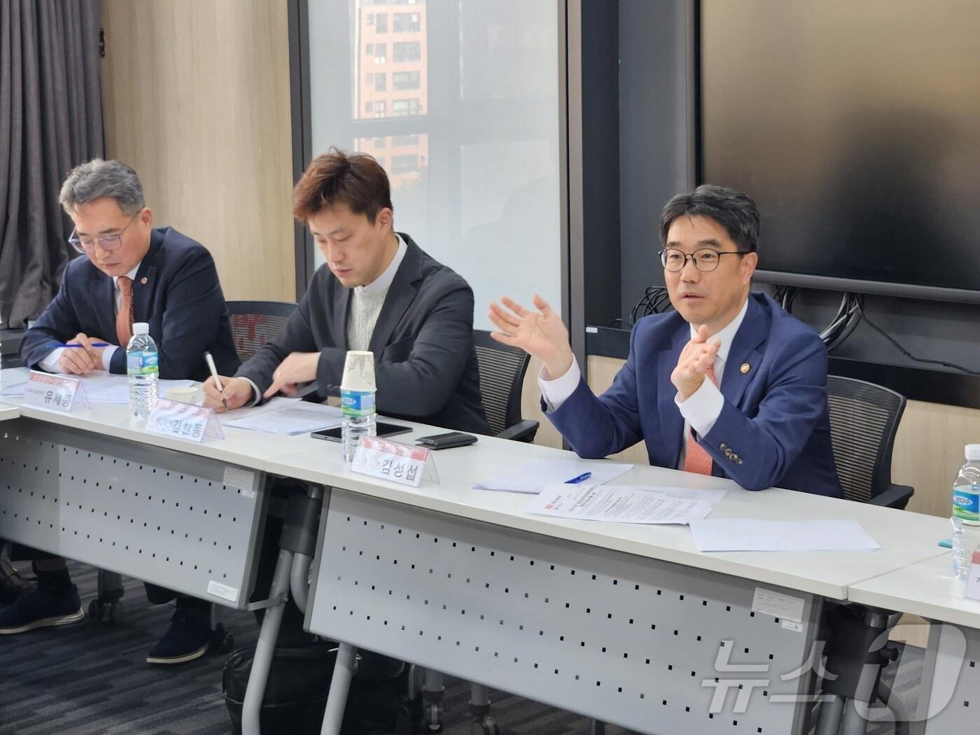 본문 이미지 - 김성섭 중소벤처기업부 차관이 31일 서울 마포구 드림스퀘어에서 검은우산비상대책위원회 소속 피해기업과 간담회를 열고 애로사항을 청취하고 있다. &#40;중기부 제공&#41;