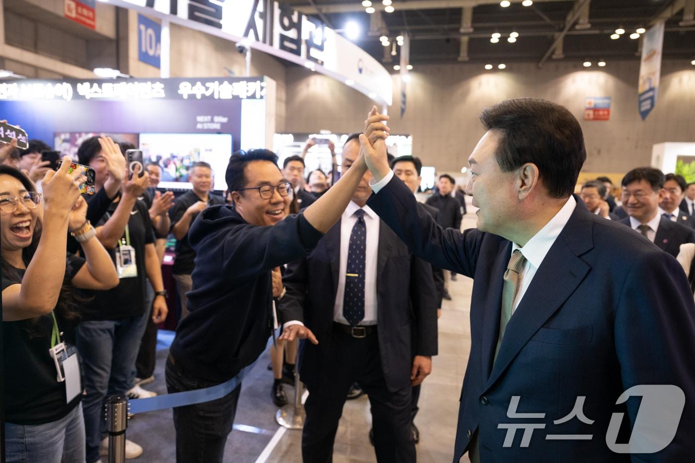 본문 이미지 - 윤석열 대통령이 31일 경기도 고양시 킨텍스에서 열린 '2024 소상공인대회' 부스를 참관, 행사 참가자와 인사를 하고 있다. (대통령실 제공) 2024.10.31/뉴스1 ⓒ News1 송원영 기자