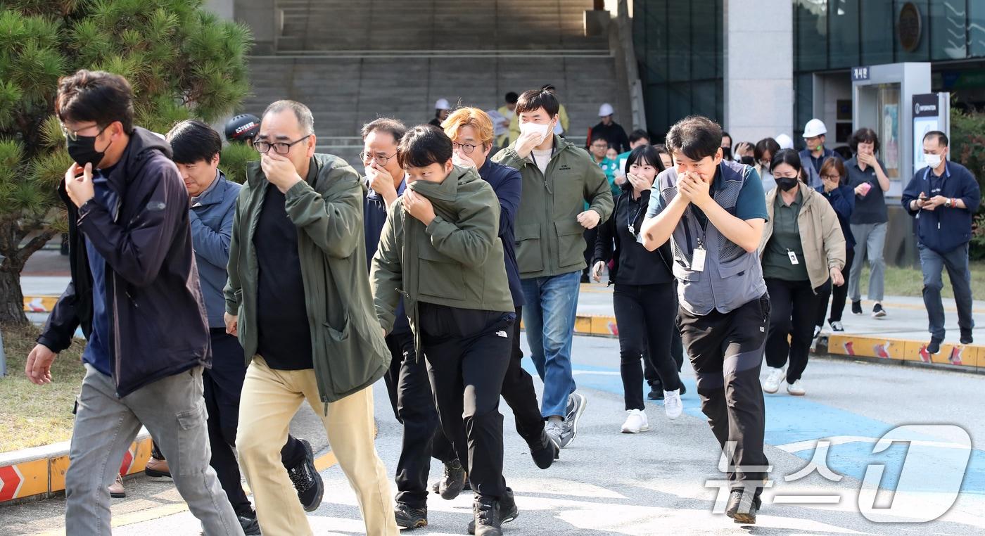 지난해 10월 31일 오후 대구 달서구 정부대구지방합동청사에서 열린 &#39;긴급구조 종합훈련 및 안전한국훈련&#39;에서 방화에 의한 가스폭발 및 건물붕괴 등 대형화재 발생을 가정해 청사 내부에 있던 근무자와 민원인이 대피하고 있다. /뉴스1 ⓒ News1 공정식 기자