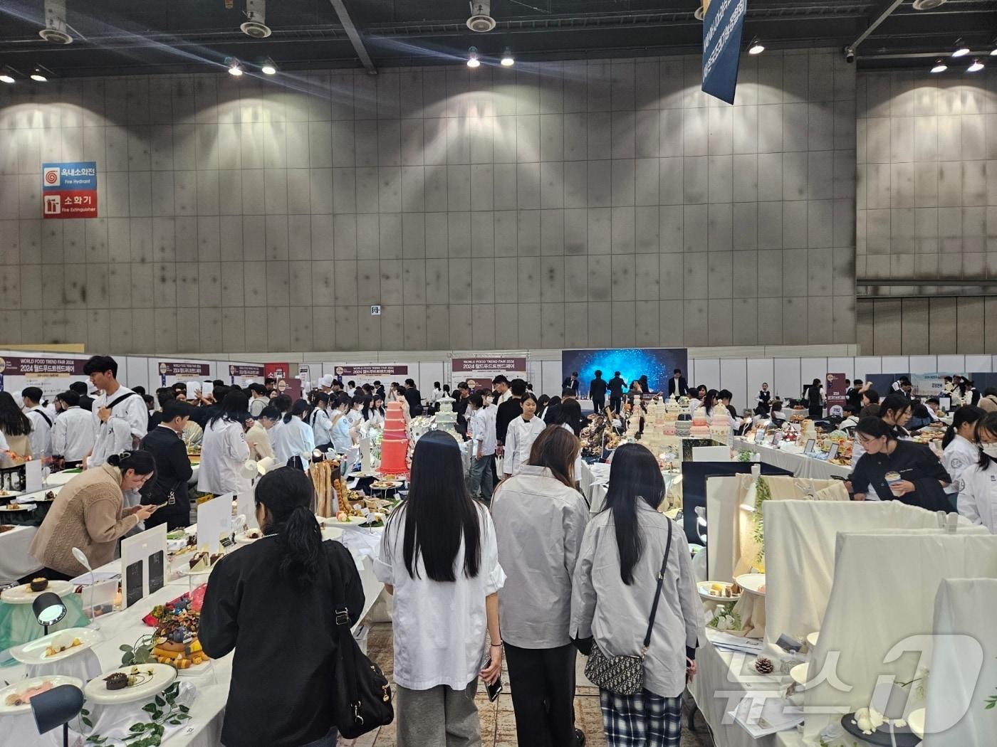 본문 이미지 - 31일 고양시 일산 킨텍스에서 열린 '2024 대한민국 소상공인대회'에서 열린 조리기능경진대회. 2024.10.31/뉴스1 ⓒ News1 장시온 기자