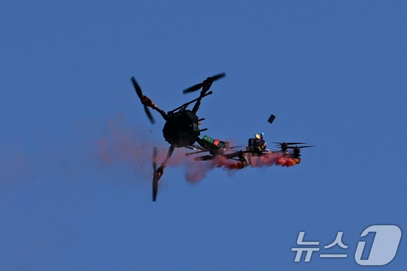  2024년 국가 대테러종합훈련에서 아군 드론이 적의 드론에 자폭 공격을 가해 격추하고 있다. 2024.10.31/뉴스1 ⓒ News1 청사사진기자단