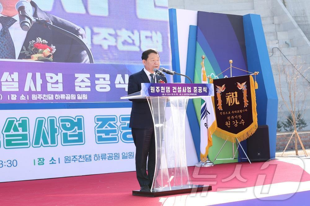 본문 이미지 - 윤석대 한국수자원공사 사장이 원주천댐 하류 공원에서 열린 원주천댐 건설사업 준공식에서 축사를 하고 있다.(한국수자원공사 제공)/뉴스1