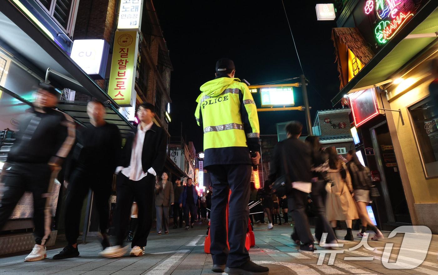 지난해 10월 31일 핼러윈데이에 서울 용산구 이태원 일대에서 경찰관이 인파 관리를 위해 현장을 지키고 있다. 2024.10.31/뉴스1 ⓒ News1 장수영 기자