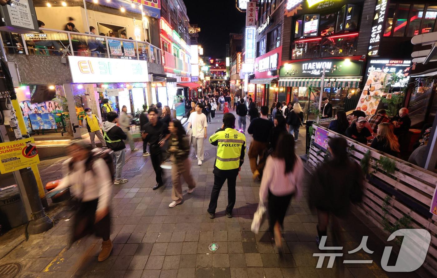본문 이미지 - 지난해 10월 31일 핼러윈데이를 맞아 서울 용산구 이태원 일대에서 경찰관이 인파 관리를 위해 현장을 지키고 있다. 2024.10.31/뉴스1 ⓒ News1 장수영 기자