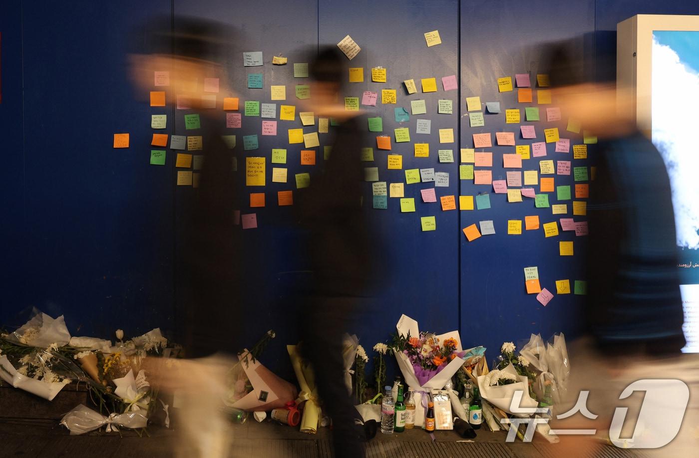 본문 이미지 - 서울 용산구 이태원 해밀톤호텔 옆 이태원 참사 골목에서 시민들이 지나가고 있다. 2024.10.31/뉴스1 ⓒ News1 장수영 기자