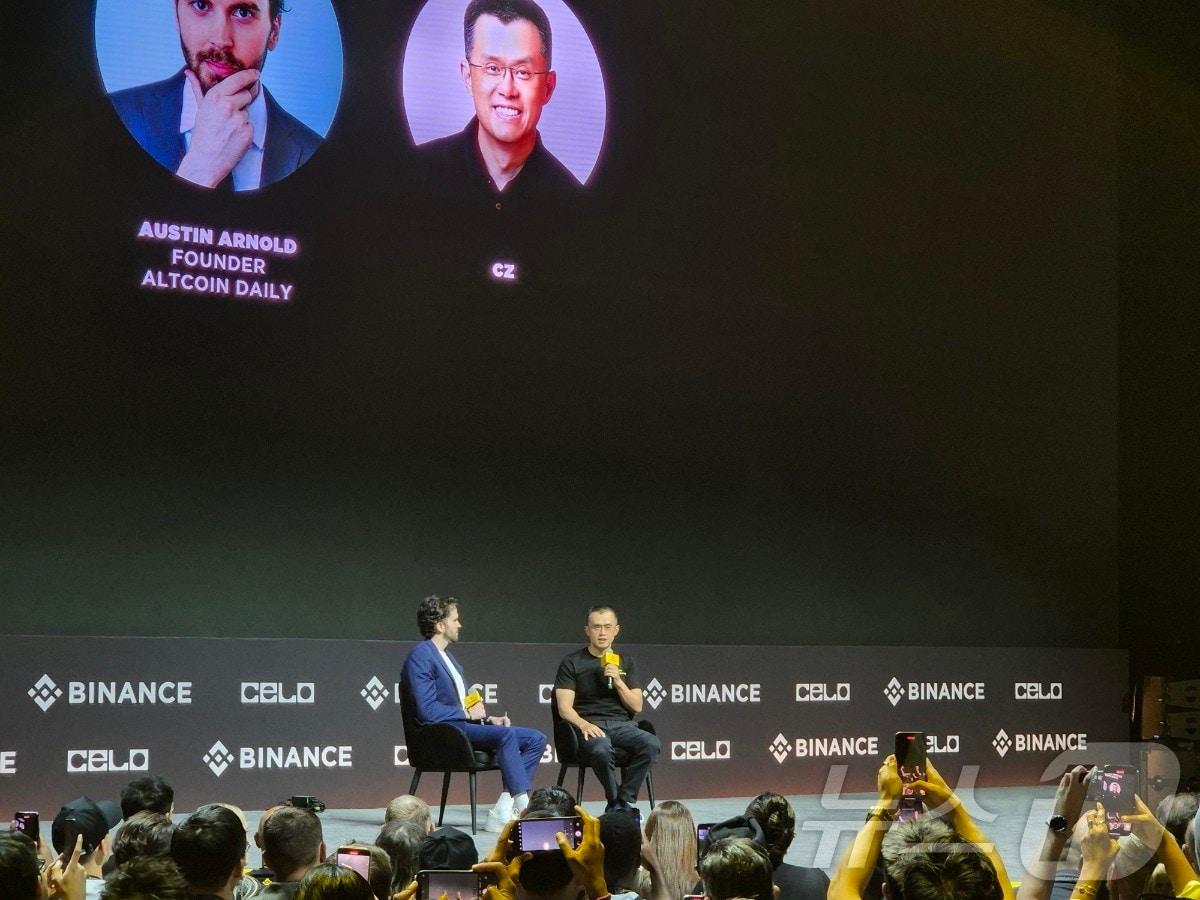 본문 이미지 - 바이낸스의 전 대표이자 설립자인 자오창펑(Changpeng Zhao·CZ)이 2024년 10월31일 아랍에미리트 두바이에서 열린 바이낸스 블록체인 위크 2024에 참석해 발언을 하고 있다. 사진 = 김지현 기자