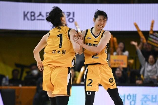 본문 이미지 - 여자 프로농구 국민은행 (WKBL 제공)