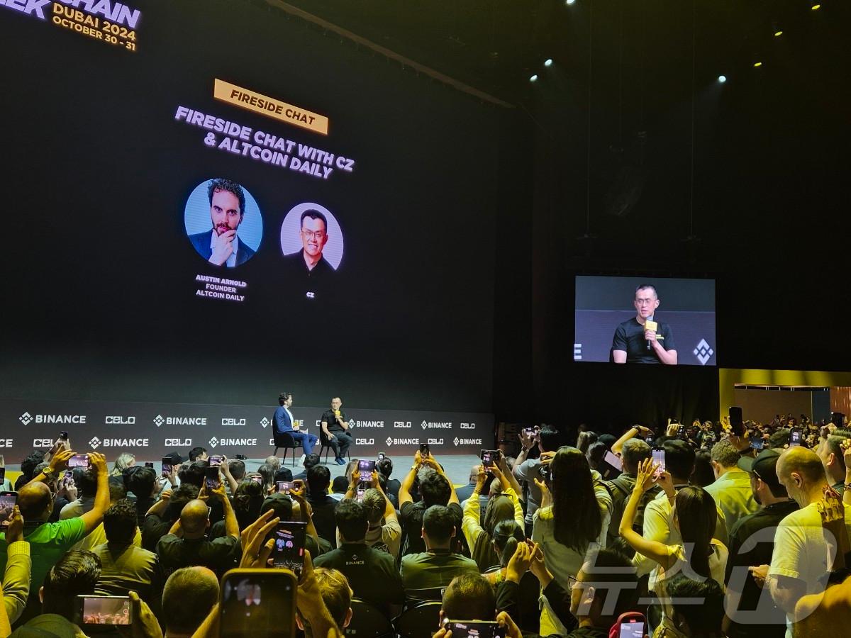 본문 이미지 - 바이낸스의 전 대표이자 설립자인 자오창펑(Changpeng Zhao·CZ)이 2024년 10월31일 아랍에미리트 두바이에서 열린 바이낸스 블록체인 위크 2024에 참석해 발언을 하고 있다. 사진 = 김지현 기자