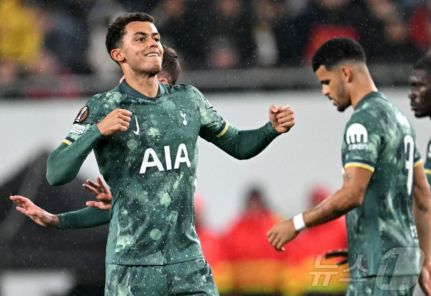 토트넘 홋스퍼의 브레넌 존슨(왼쪽)은 4일(한국시간) 열린 2024-25 UEFA 유로파리그 페렌츠바로시전에서 후반 42분 결승 골을 터뜨려 팀의 2-1 승리를 이끌었다. ⓒ AFP=뉴스1