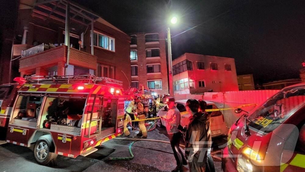 본문 이미지 - 성남시 태평동 다세대주택 화재 현장.(경기도소방재난본부 제공)