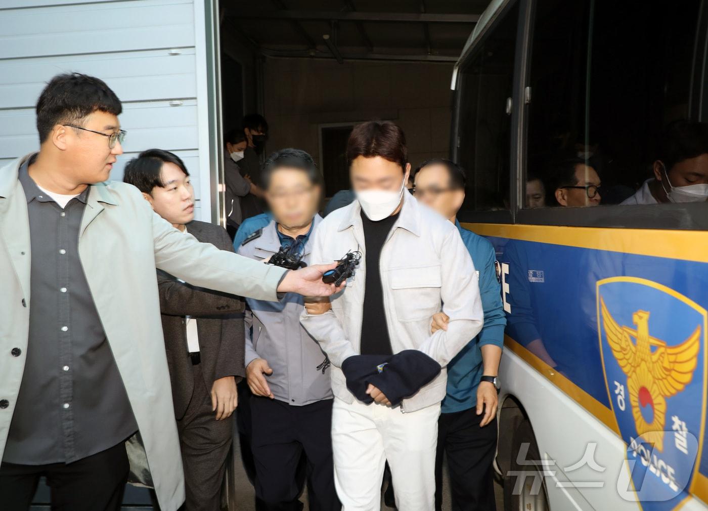 본문 이미지 - 음주 상태로 마세라티를 몰다 오토바이에 타고 있던 20대 연인을 치어 사상케 하고 도주한 A 씨(33)가 4일 오전 광주 서부경찰서에서 검찰로 송치되고 있다. 2024.10.4/뉴스1 ⓒ News1 이수민 기자