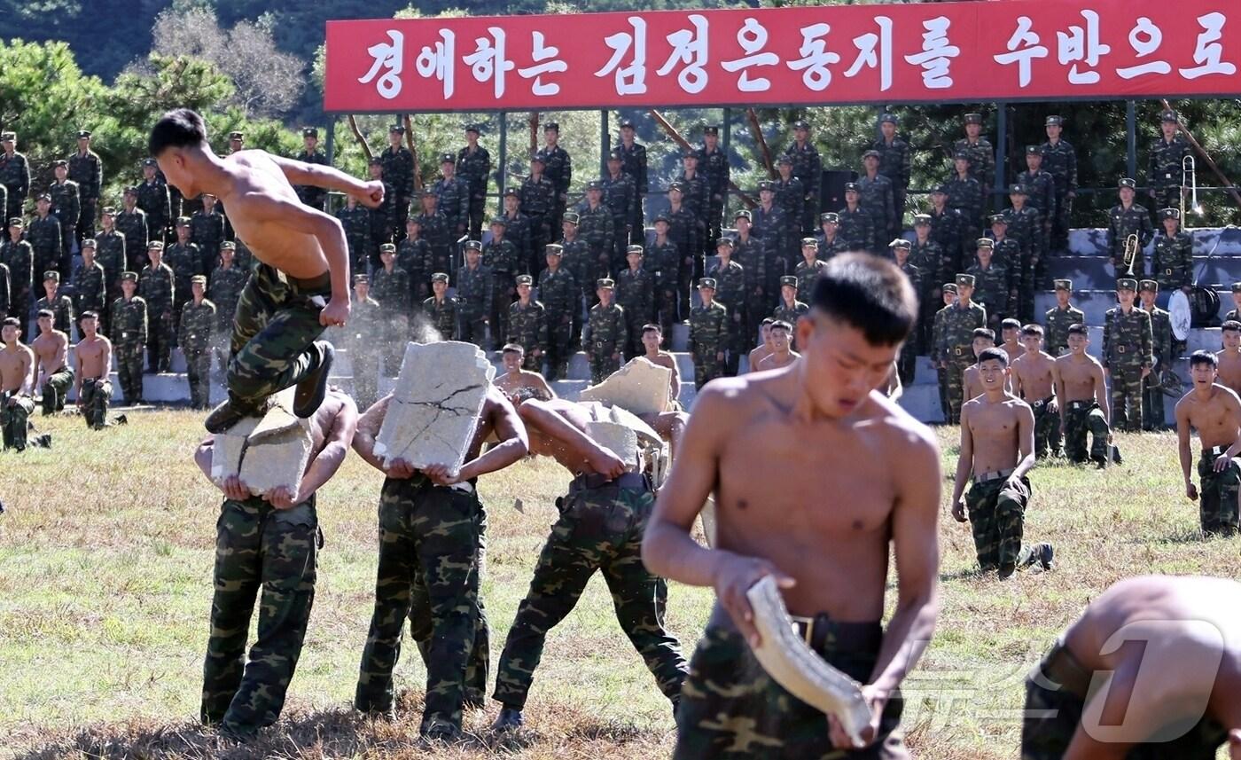 본문 이미지 - 북한 노동당 기관지 노동신문은 4일 "경애하는 김정은 동지께서 10월 2일 서부지구의 조선인민군 특수작전부대 훈련기지를 현지시찰하시면서 전투원들의 훈련실태를 료해(파악)하시였다＂면서 ＂전투원들은 한계를 모르는 전쟁수행능력 제고에 더욱 분투할 것을 다짐하였다＂라고 보도했다. [국내에서만 사용가능. 재배포 금지. DB 금지. For Use Only in the Republic of Korea. Redistribution Prohibited] rodongphoto@news1.kr