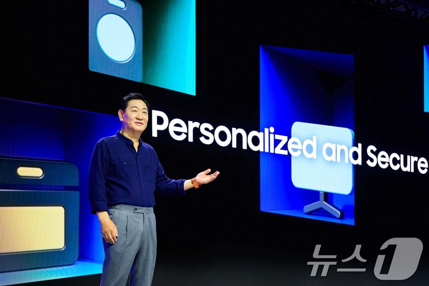 본문 이미지 - 삼성전자 DX부문장 한종희 대표이사 부회장이 3일(현지시간) 미국 새너제이 맥에너리 컨벤션 센터에서 열린 '삼성 개발자 콘퍼런스2024(Samsung Developer Conference 2024)'에서 기조 연설을 하고 있다. (삼성전자 제공) 2024.10.4/뉴스1