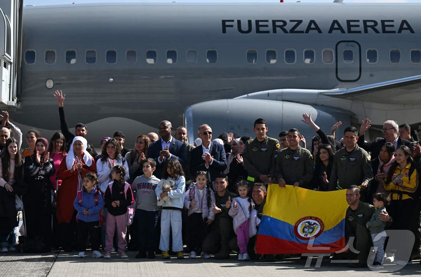 3일(현지시간) 콜롬비아 보고타의 엘도라도 국제공항에서 레바논에서 정부 대피 항공편을 타고온 승객들이 기념촬영을 하고 있다. 2024.10.03. ⓒ AFP=뉴스1