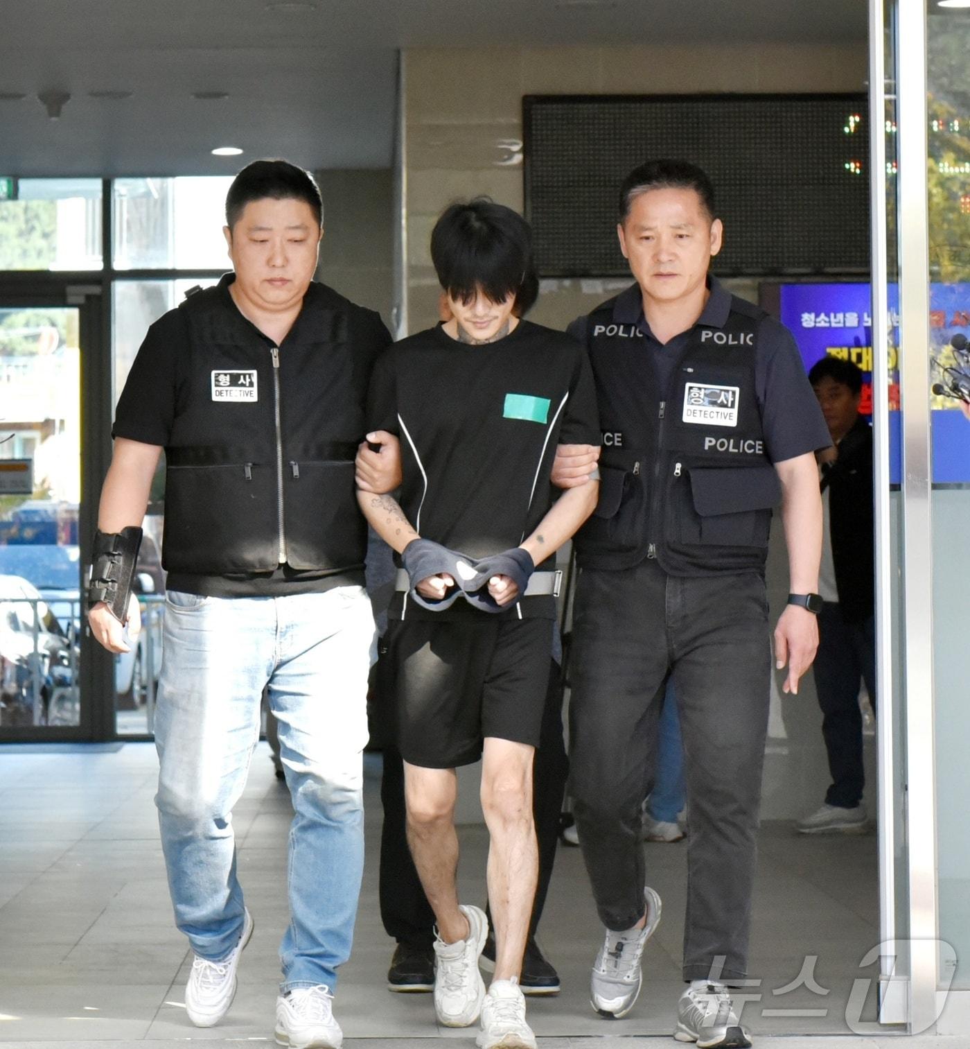 본문 이미지 - 전남 순천 도심에서 일면식도 없는 10대 여성을 살해한 박대성이 4일 오전 순천경찰서에서 광주지검 순천지청으로 송치되고 있다.2024.10.4/뉴스1 ⓒ News1 김동수 기자