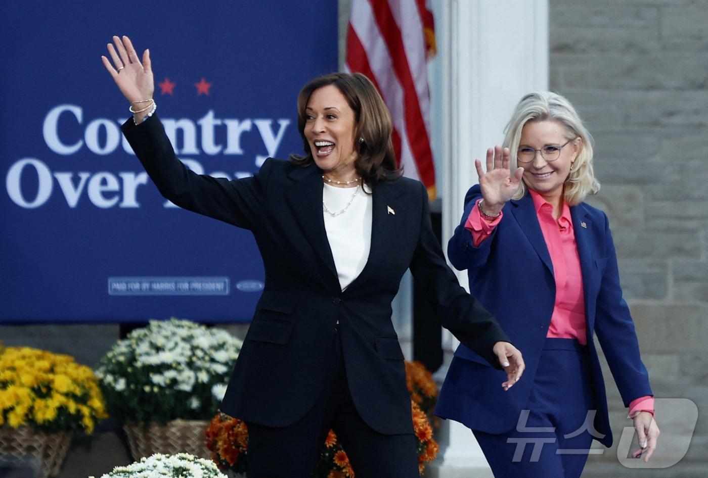 3일(현지시간) 미국 민주당 대선후보인 카멀라 해리스 부통령이 공화당 소속의 리즈 체니 전 하원의원과 위스콘신주 리폰에서 열린 선거 유세에 참여하고 있다. 2024.10.03 ⓒ 로이터=뉴스1 ⓒ News1 김지완 기자