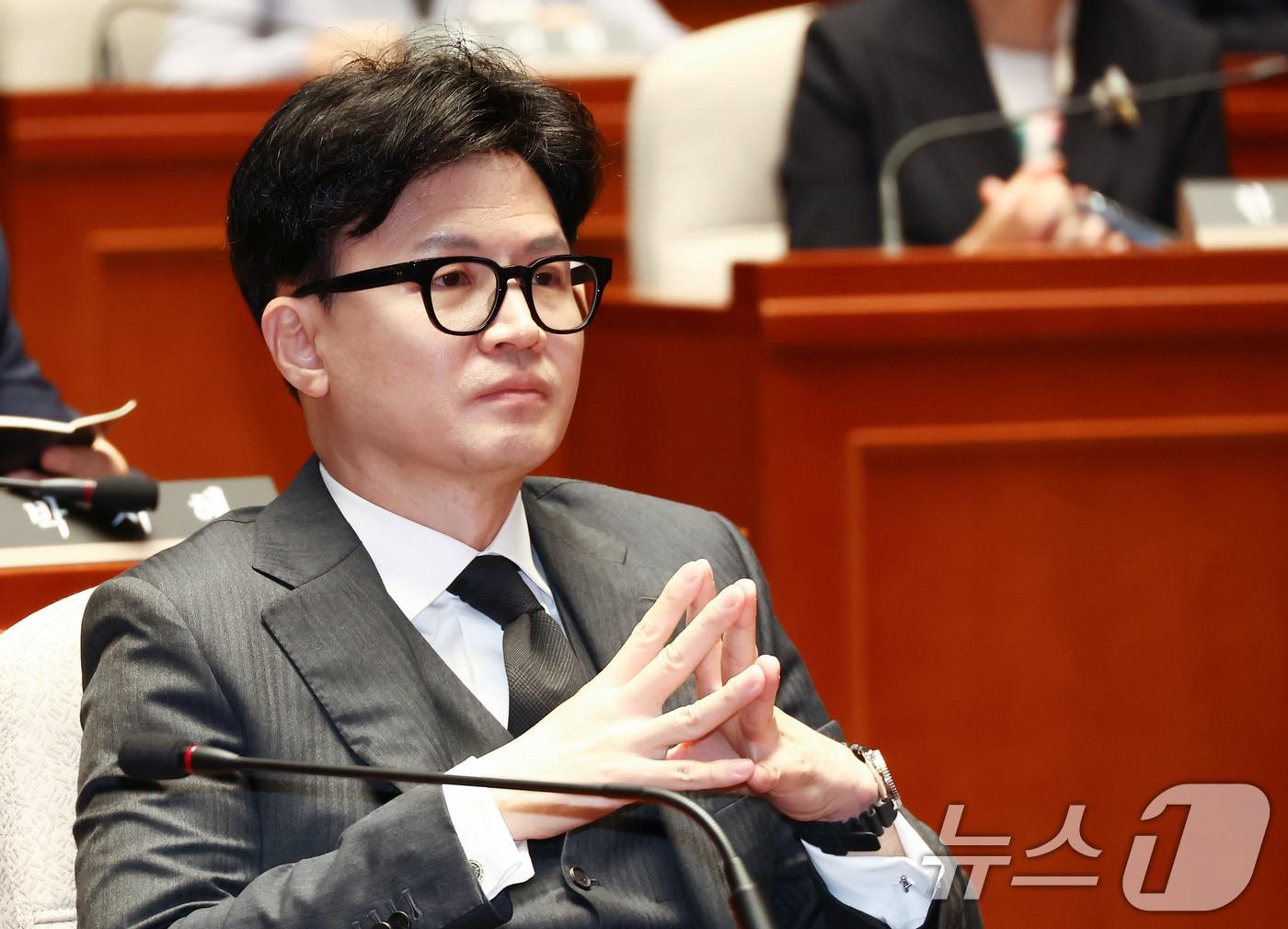 본문 이미지 - 한동훈 국민의힘 대표가 4일 오전 서울 여의도 국회에서 열린 의원총회에서 생각에 잠겨 있다. 2024.10.4/뉴스1 ⓒ News1 김민지 기자