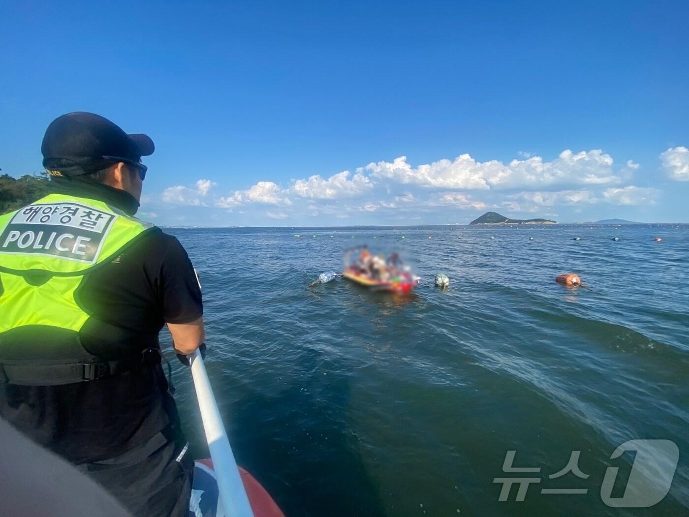 본문 이미지 - 군산해경이 지난달 28일 군산 십이동파도 인근 해상에서 레저보트(30마력, 승선원 2명)가 추진기가 손상 됐다는 신고를 접수하고 안전 상태를 점검하고 있다.(군산해경 제공) 2024.10.4/뉴스1