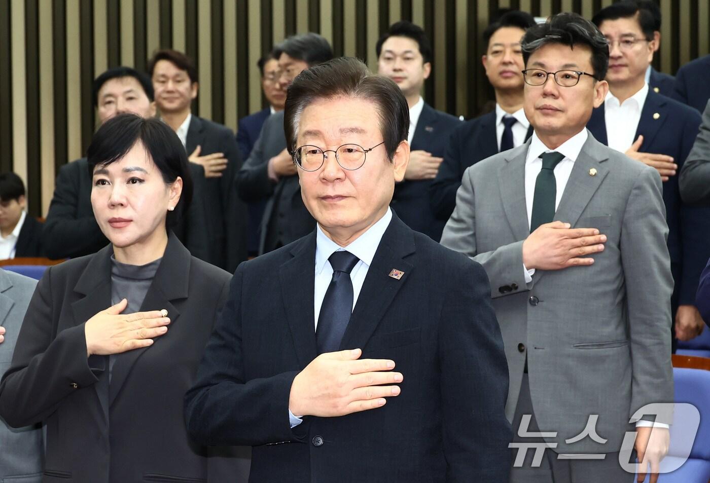 본문 이미지 - 더불어민주당 이재명 대표를 비롯한 의원들이 4일 오전 서울 여의도 국회에서 열린 의원총회에서 국민의례를 하고 있다. 2024.10.4/뉴스1 ⓒ News1 김민지 기자