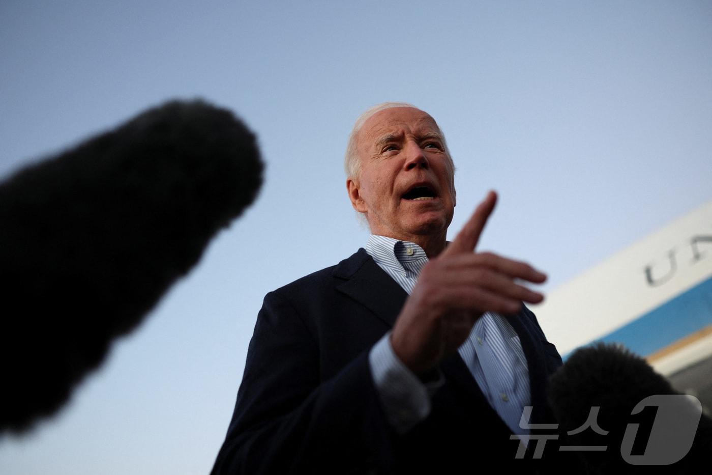 본문 이미지 - 3일(현지시간) 허리케인 '헐린'의 피해를 입은 지역을 방문하고 돌아온 조 바이든 미국 대통령이 메릴랜드주 앤드루스 합동기지에서 취재진 질문에 답하고 있다. 2024.10.03 ⓒ 로이터=뉴스1 ⓒ News1 김지완 기자
