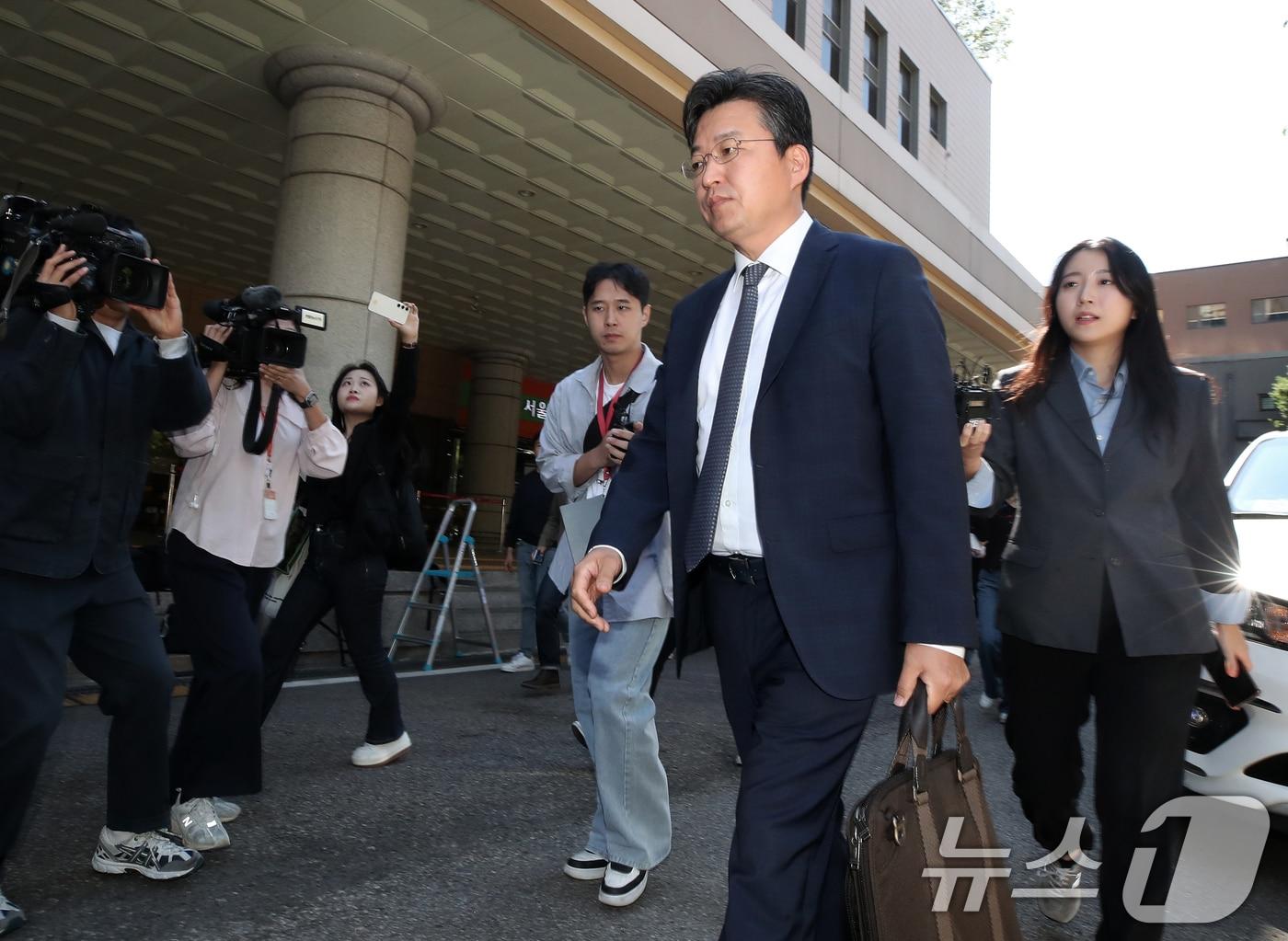 본문 이미지 - ‘150억 원대 부당대출’ 혐의로 구속영장이 청구된 김기유 전 태광그룹 경영협의회 의장이 지난 10월 4일 오전 서울 마포구 서부지법에서 열린 구속 전 피의자심문&#40;영장실질심사&#41;에 출석한 가운데 김 전 의장의 변호인단이 재판을 마친 후 취재진의 질문을 받고 있다. 2024.10.4/뉴스1 ⓒ News1 오대일 기자