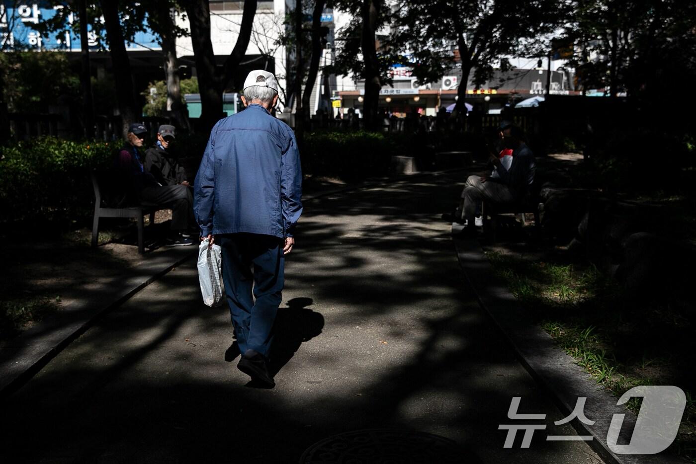 서울 종로구 탑골공원에서 한 어르신이 걸음을 옮기고 있다. (자료사진) /뉴스1 ⓒ News1 이승배 기자
